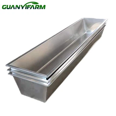 Metallinen rehukaukalo karjalle